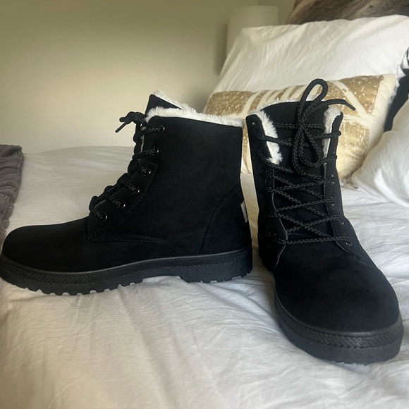 NEW! NEVER WORN SQL fur lined winter boots - Picture 5 of 5